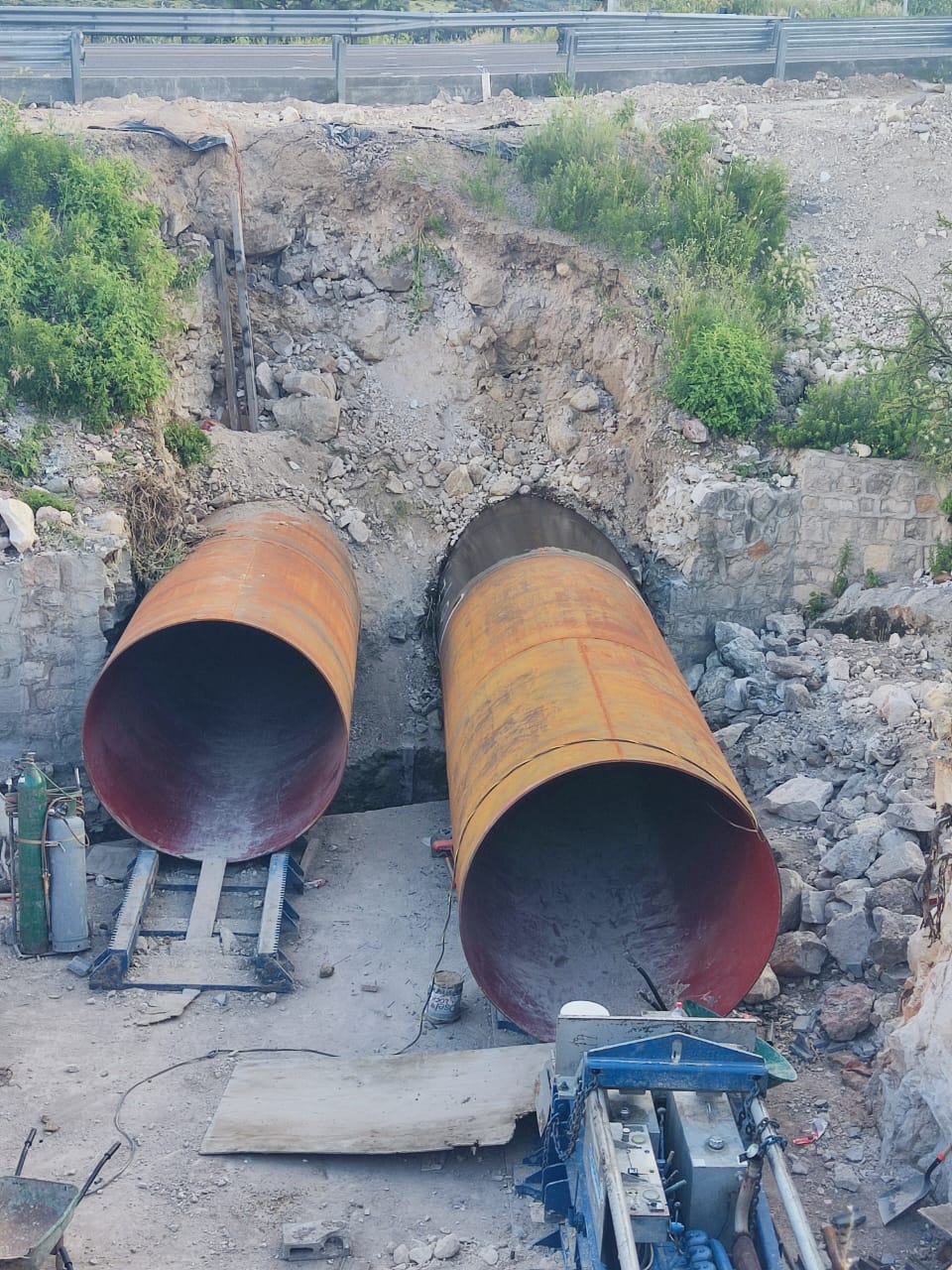 incado de tuberías en autopistas
